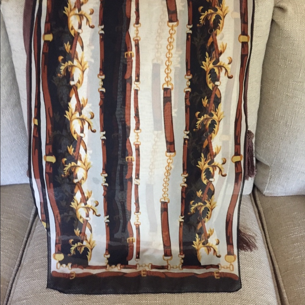 Oblong equestrian scarf